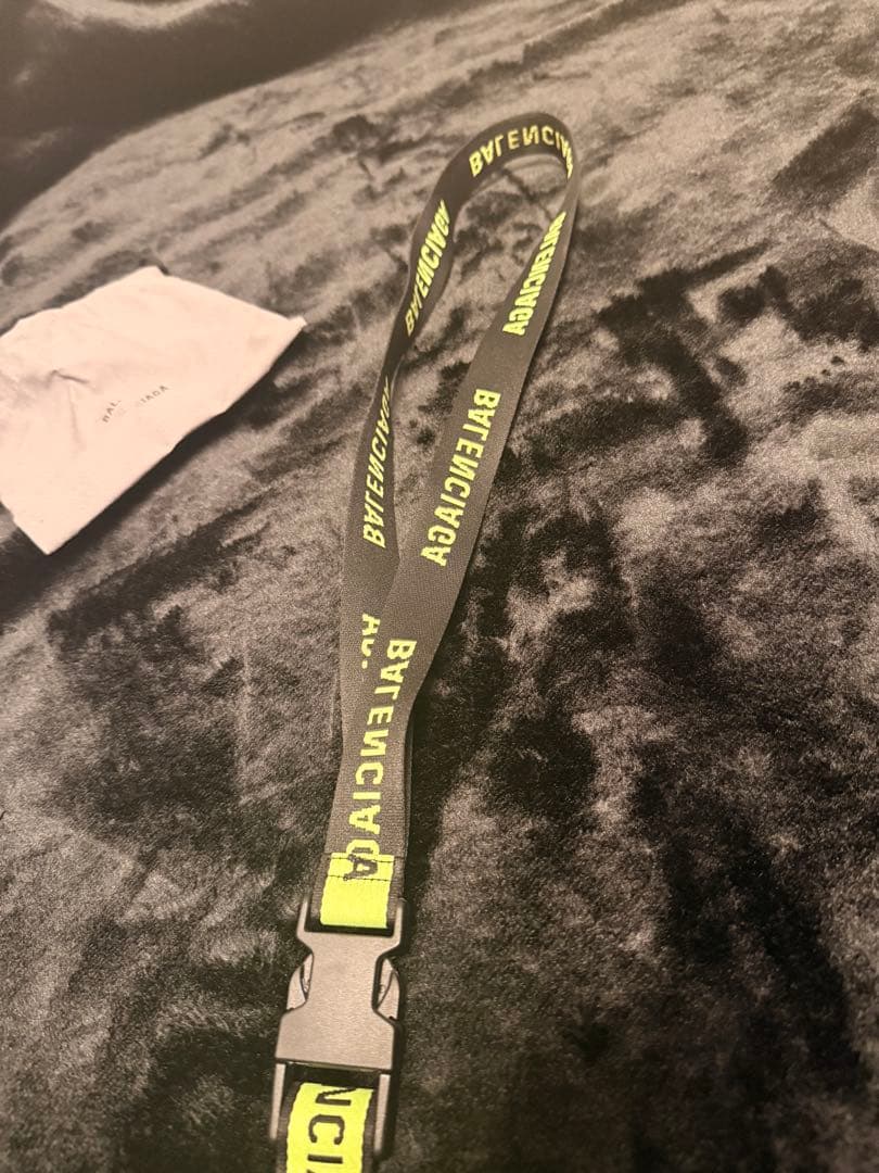 新品同様 BALENCIAGA ネックストラップ イエロー/ブラック
