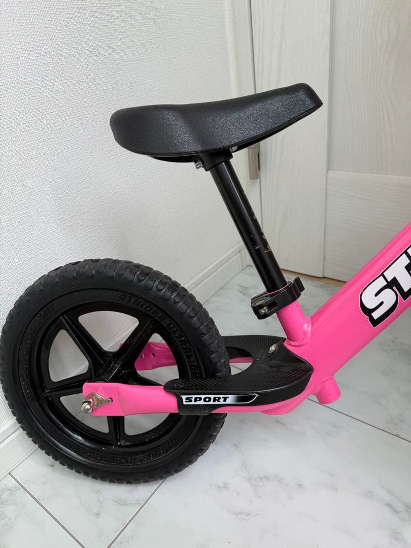 STRIDER バランスバイク ピンク　持ち運びカバー付き