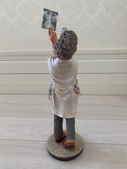 医者がレントゲンをにらむ・陶器製置物★ヨーロッパで購入！