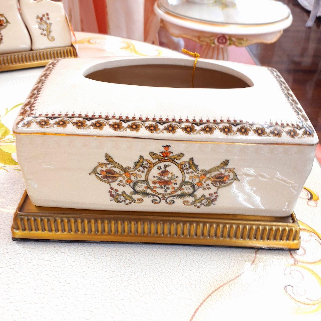 輸入雑貨　シノワズリ　『薔薇のティッシュBOX』　薔薇柄　オフホワイト　陶器