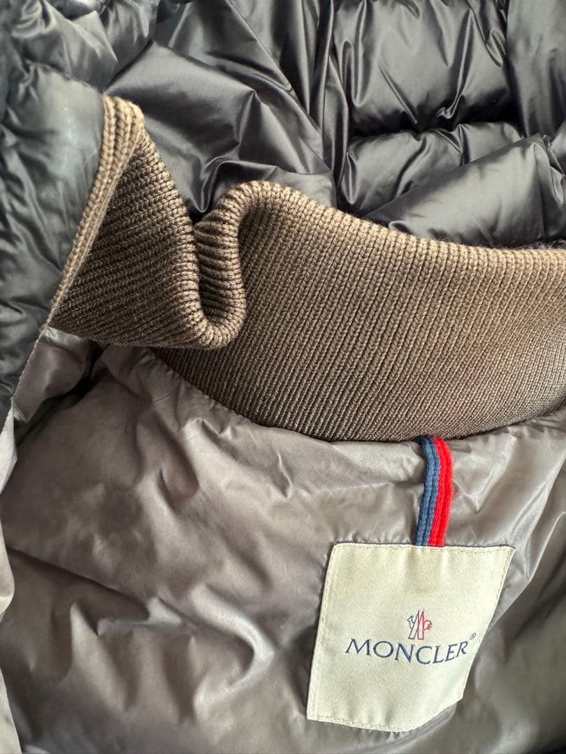 MONCLER ダークグレー ダウンベスト フード付き