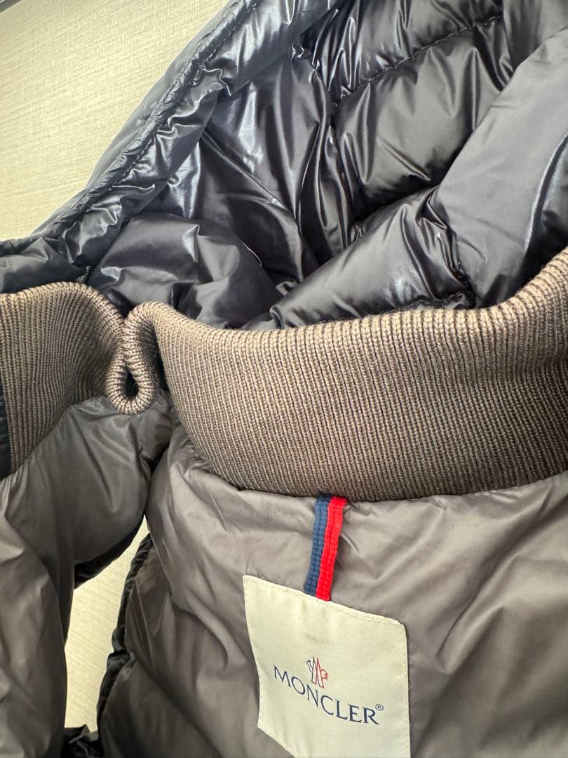 MONCLER ダークグレー ダウンベスト フード付き