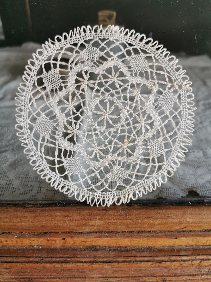 アンティーク ベルギーブルージュ ごく細い糸の線状の花 繊細なボビン編みレース