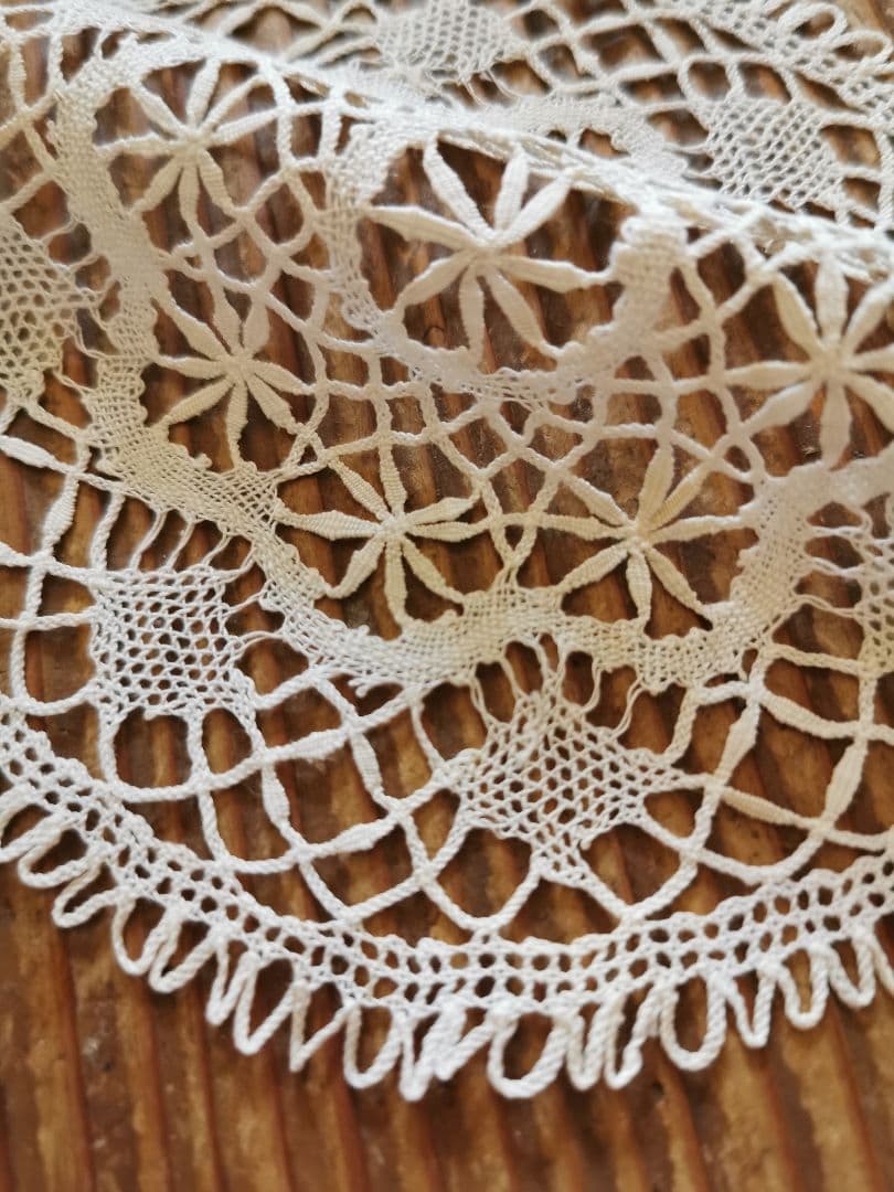 アンティーク ベルギーブルージュ ごく細い糸の線状の花 繊細なボビン編みレース