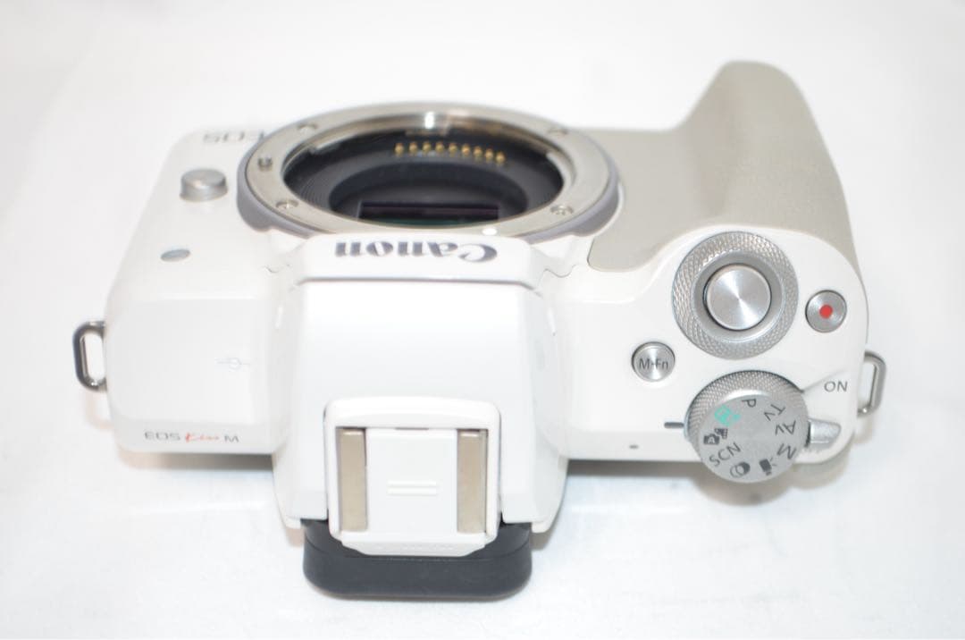★お洒落ホワイト♪高性能ミラーレス！スマホ転送OK★キヤノン Kiss M