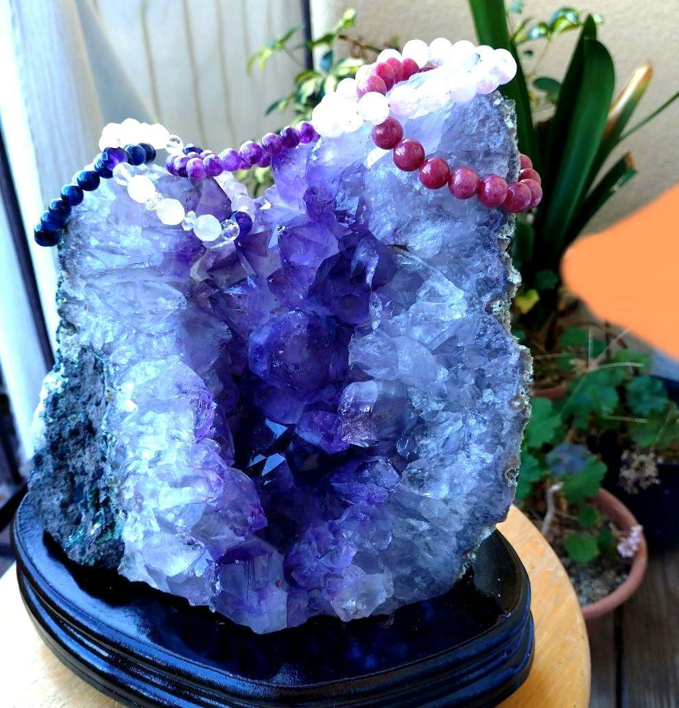 【割引大特価】☆高透明☆ブラジル産アメジストクラスター　約5.5Kg　台座付き！