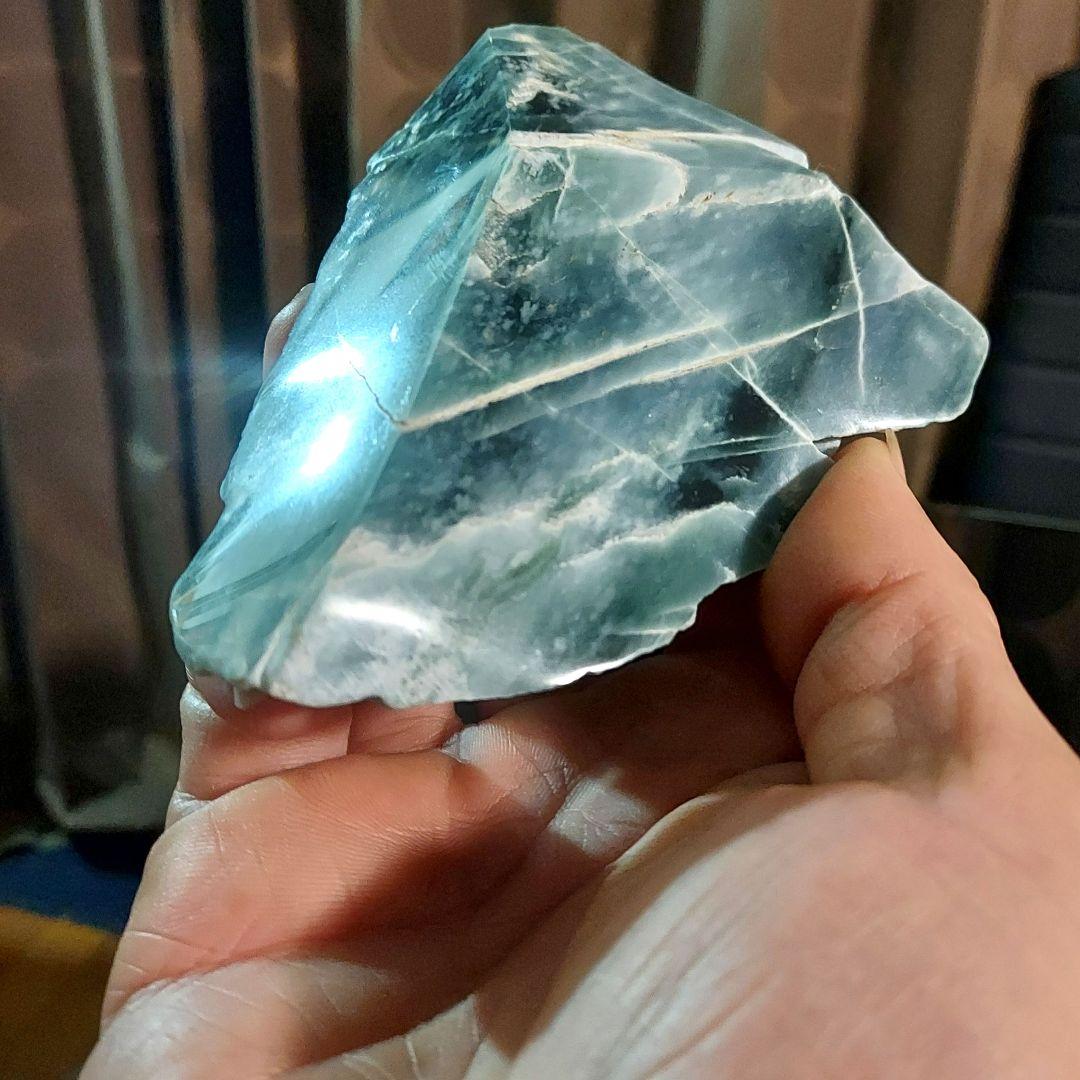 希少！独特のブルーグリーンが綺麗な グアテマラ翡翠 原石 ほぼ全面磨き 526