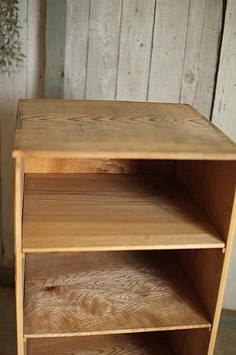 古い木製の収納棚　4段