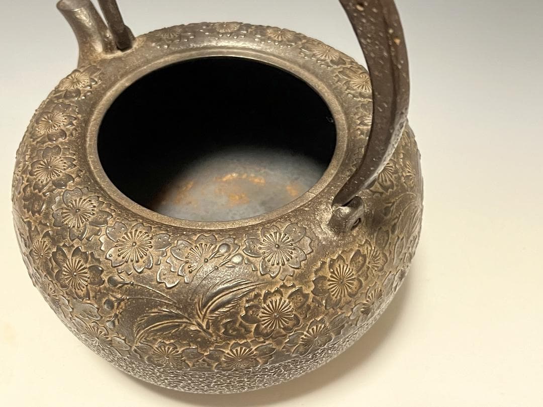 【未使用】南部鉄瓶 中村徳次郎 造 立徳 虫食平打提手 桜尽紋様 鉄瓶