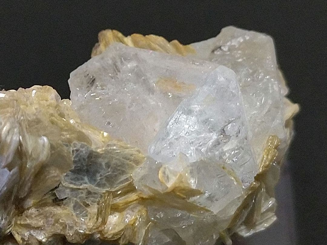 鉱物標本 ゴシェナイト 緑柱石 パキスタン産 母岩付き 原石