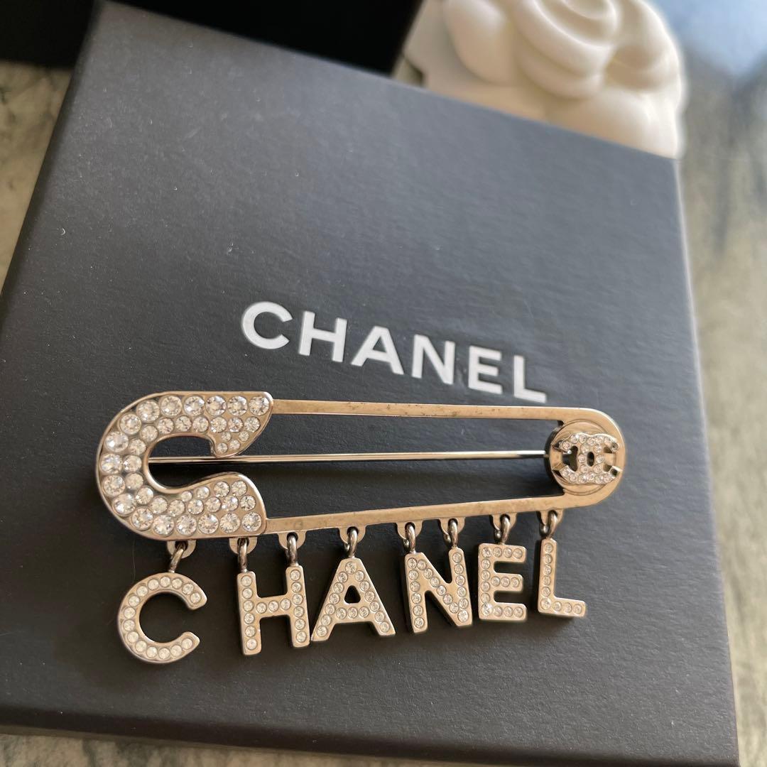 最終SALE!! CHANEL 希少ピンブローチCHANELロゴ used