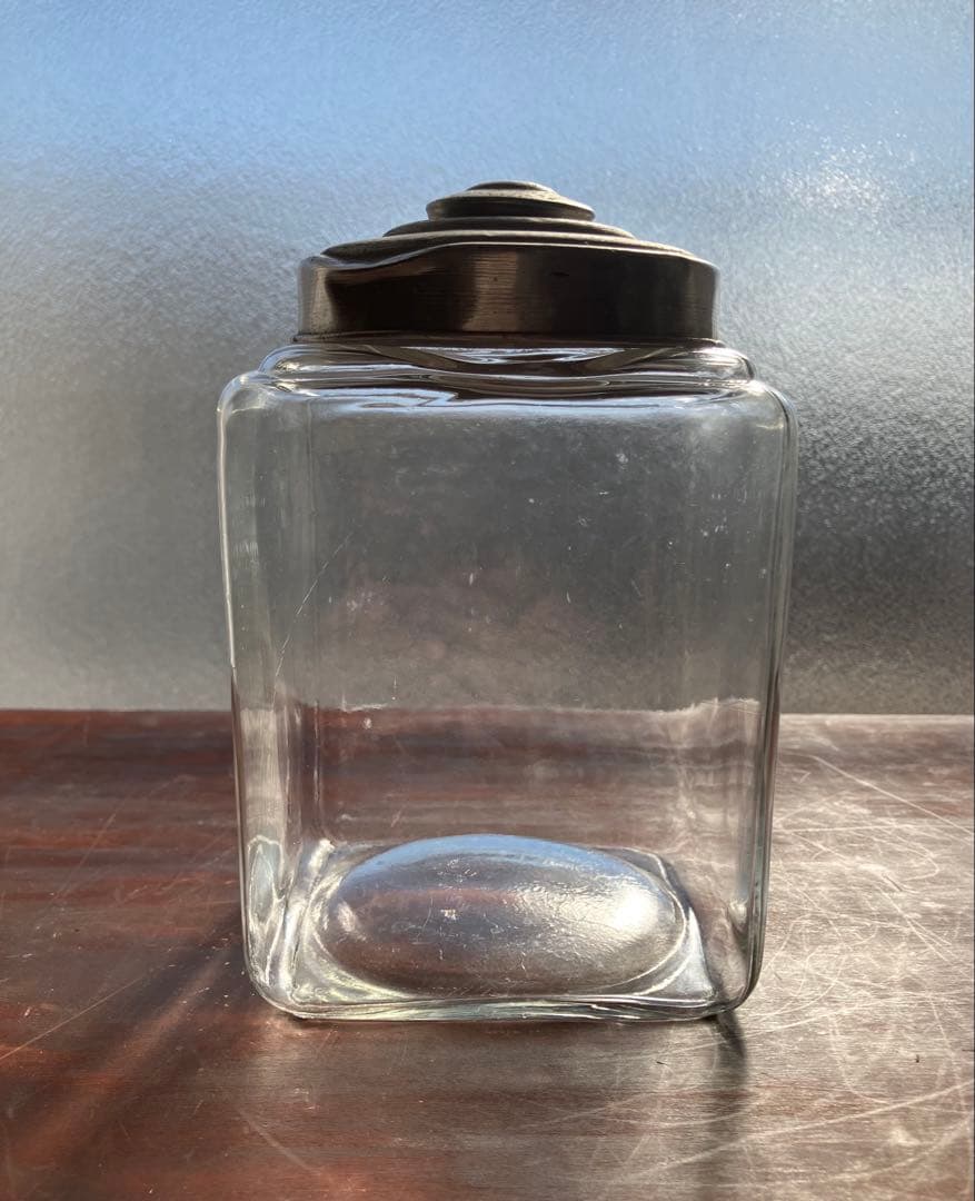 昭和レトロ　小ぶりザイズのタイプ違い　蓋付きガラス瓶　2個セット