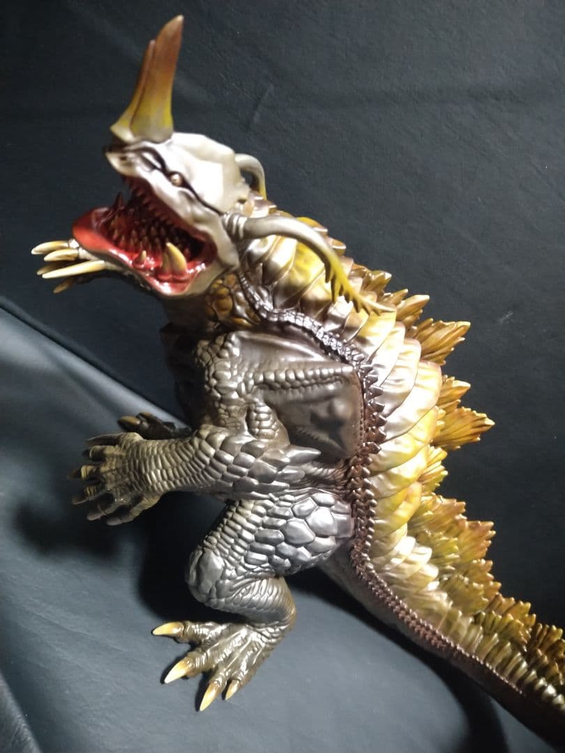 海洋堂　メガソフビ　透明怪獣 ネロンガ　完成品