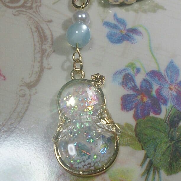 再販可能♪雪降る天使の雪だるま イヤホンジャック ( ストラップ に変更可能)