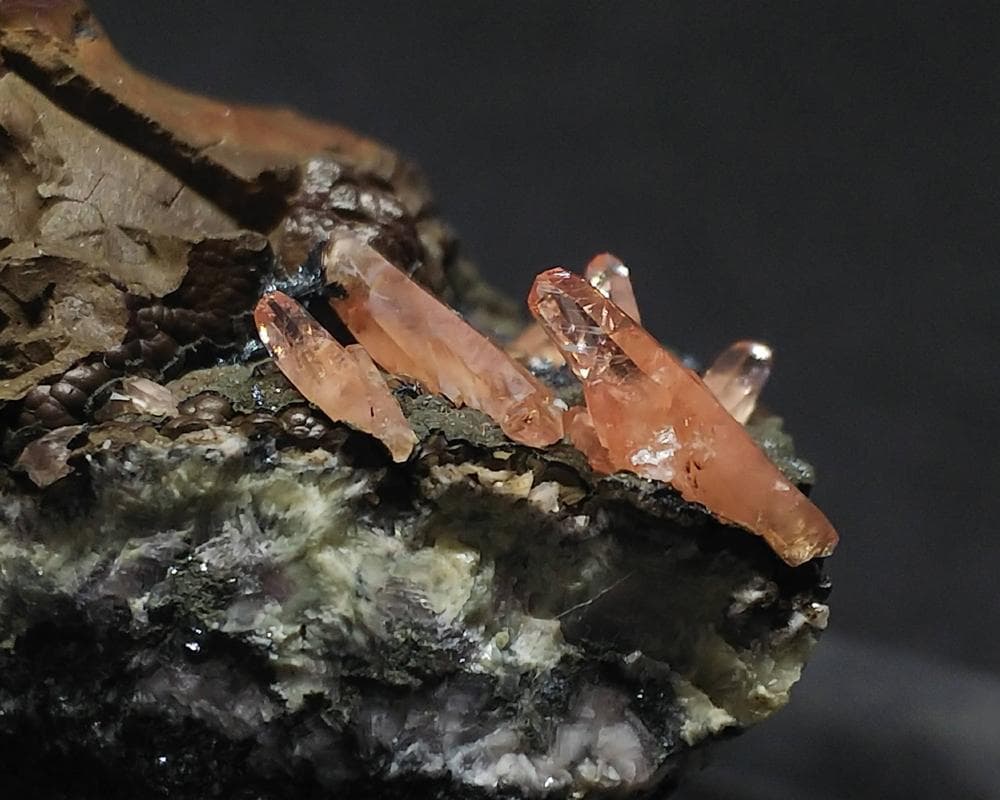 337 ロードクロサイト インカローズ 犬牙状 結晶 母岩付き