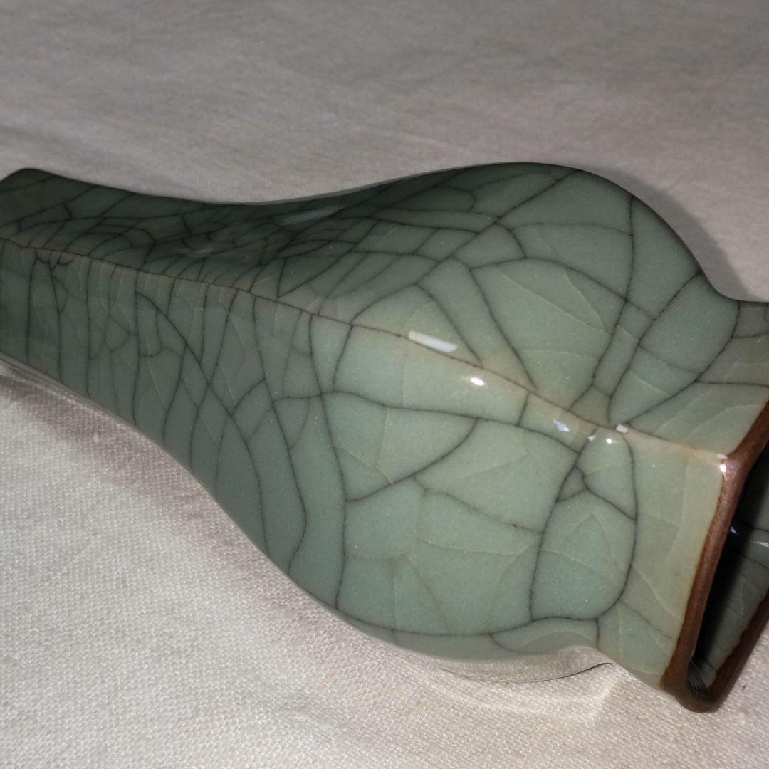 南宋郊壇下官窯粉靑釉六方瓶。