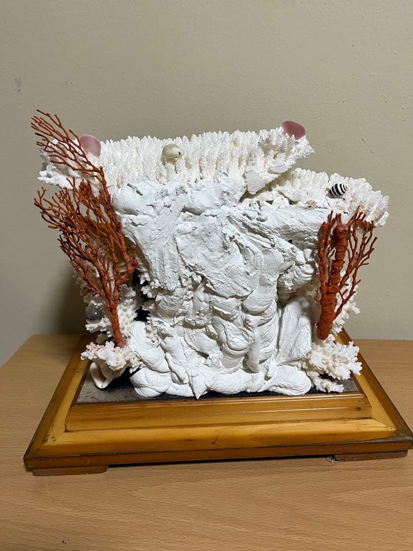 珊瑚 天然 サンゴ　アンティーク　置物　珊瑚礁 陶器製獅子像とサンゴの装飾