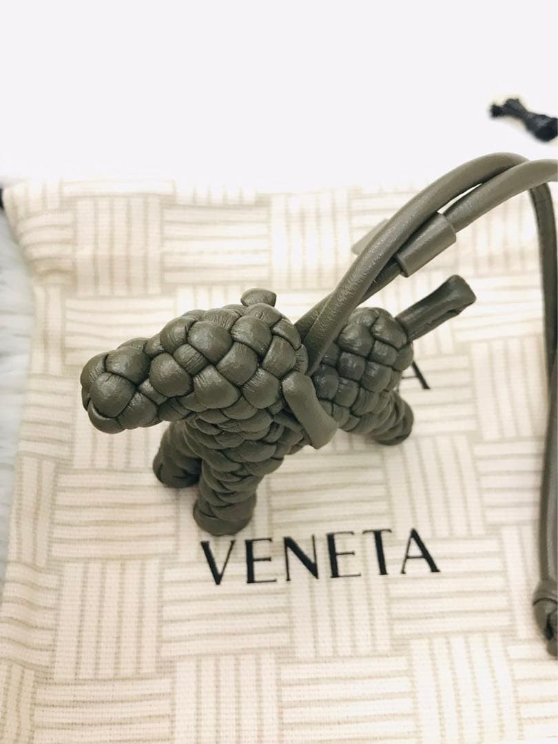 Bottega Veneta 犬型キーホルダー ダークグレー
