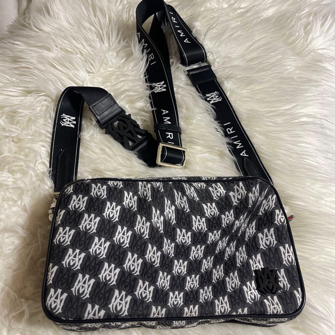 AMIRI ワープ モノグラム キャンバス カメラ クロスボディバッグ