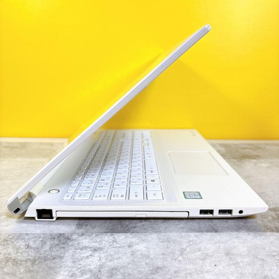 おしゃれなホワイト❣SSDでサクサク快適✨薄型 カメラ すぐ使えるノートパソコン