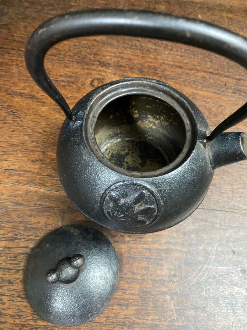 黒色 鉄瓶丸型 元箱付き 鉄瓶　茶道具　急須　金属工芸　湯沸 鉄器　印あり