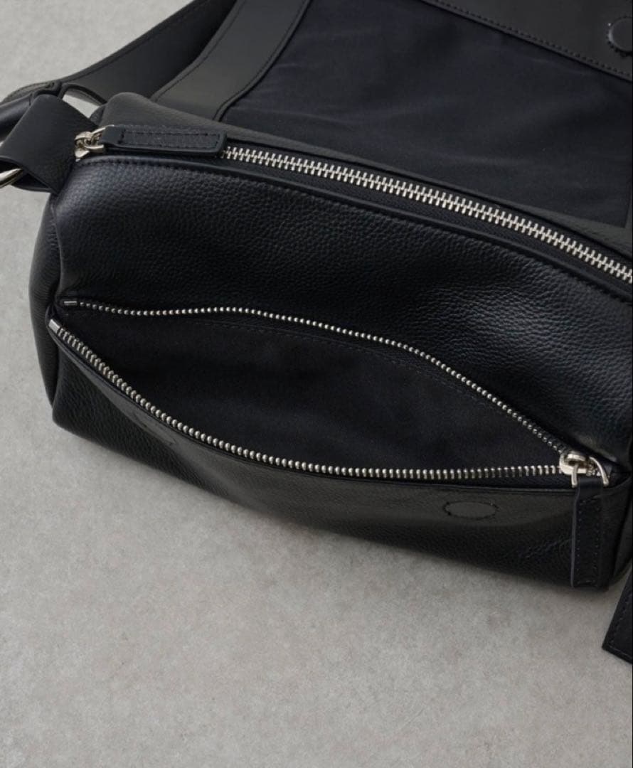 【新品．未開封】BEARDSLEYビアズリー　レザーボディバッグ　ブラック