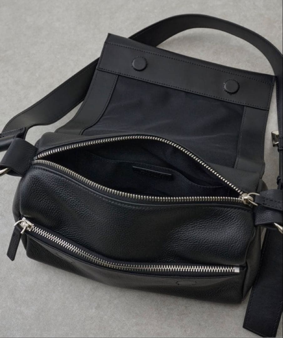 【新品．未開封】BEARDSLEYビアズリー　レザーボディバッグ　ブラック