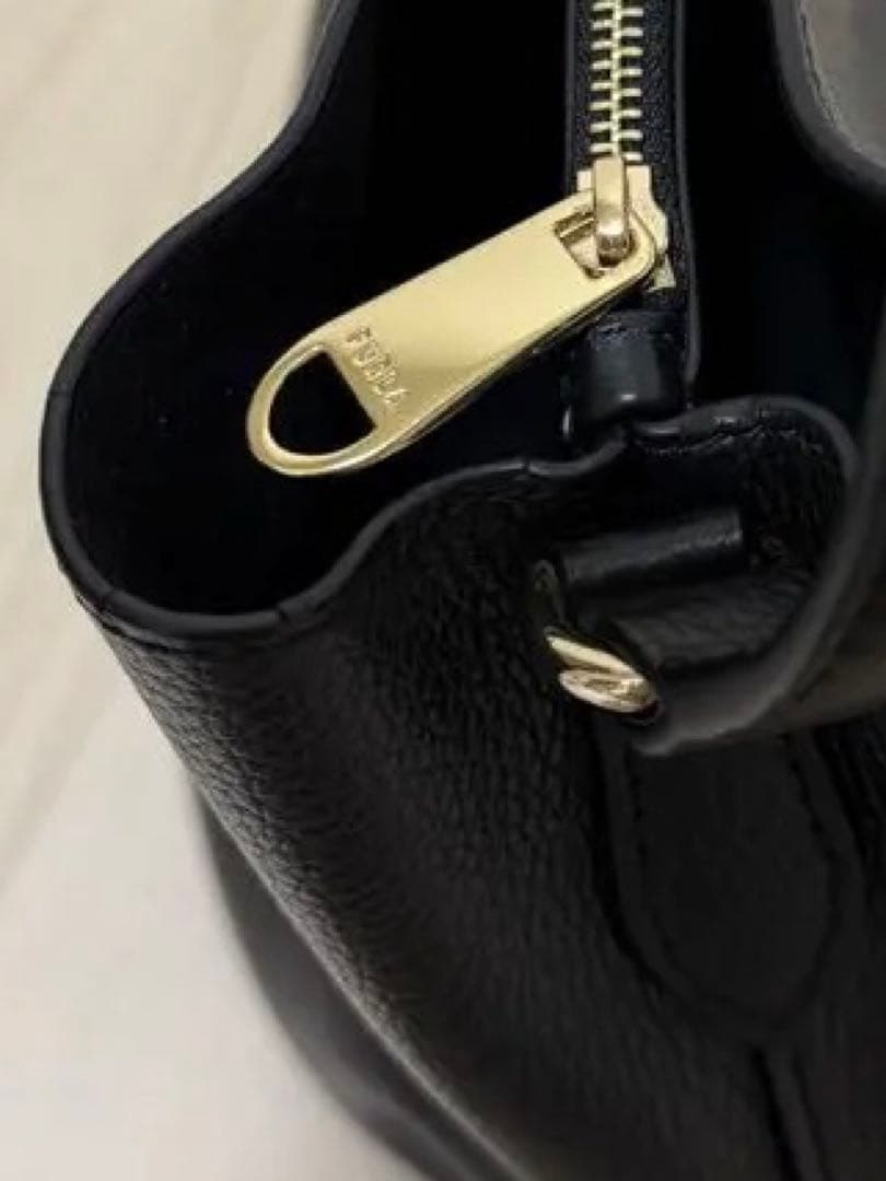 FURLA フルラ　ハンドバッグ　バック　ショルダー　黒　ゴールド　シンプル