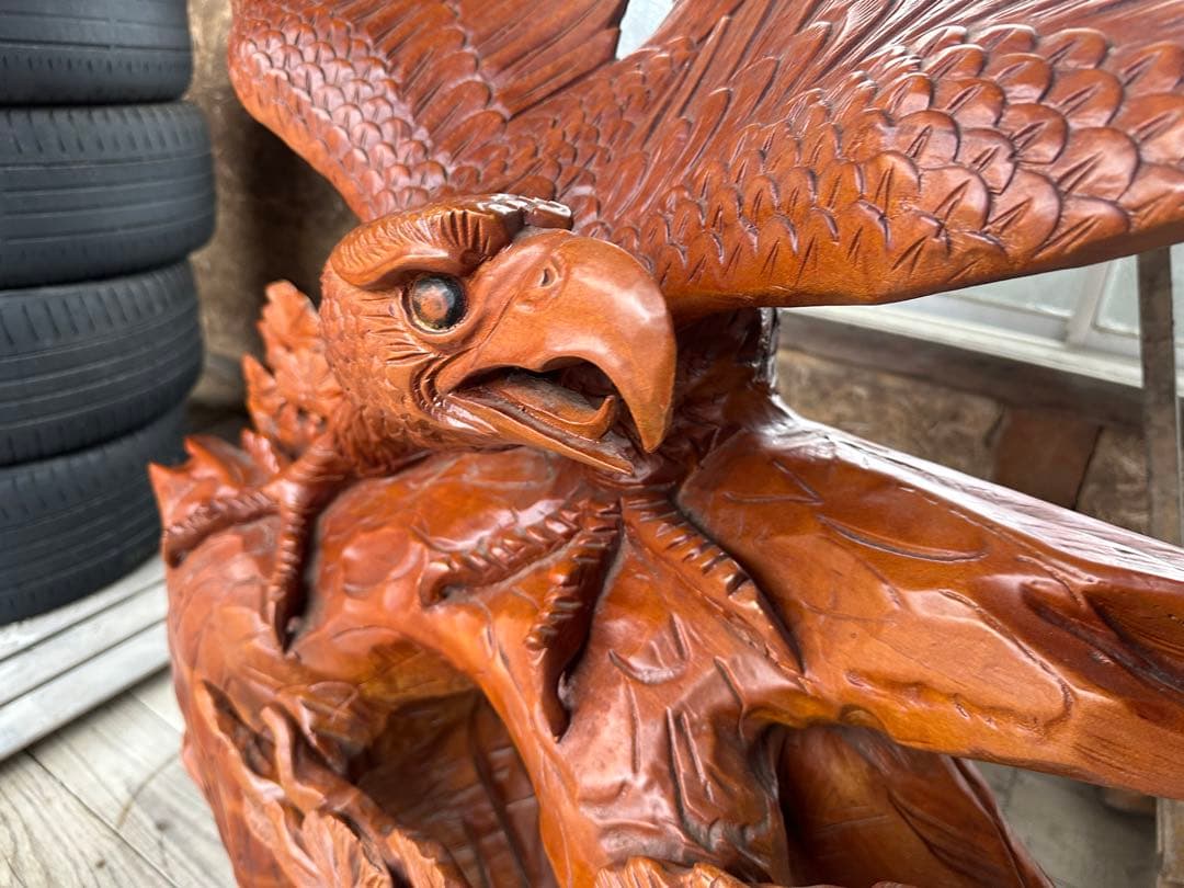 一刀彫り　鷹　置物 　一刀彫　光沢とデザインが綺麗な迫力がある逸品です。
