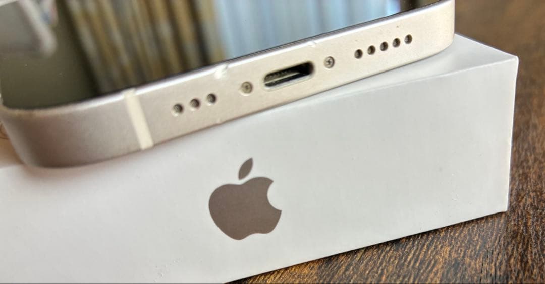 【iPhone13 128GB スターライト】　SIMフリー・ケーブル付き