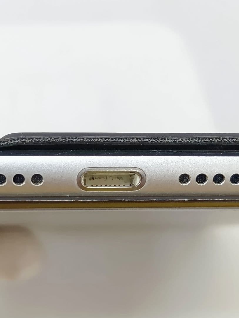 iPad mini4 579C-A1550　シルバーカラー/シリコンカバー付き