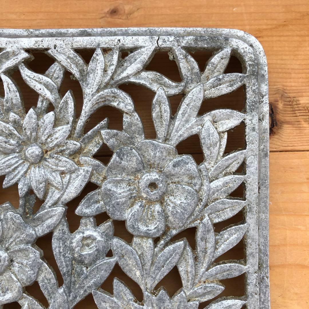 花のレリーフが美しい古い鍋敷き　トリベット　アンティーク　フランス　no.288