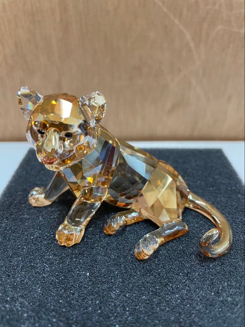 スワロフスキークリスタルガラス 虎の赤ちゃん フィギュア 1個