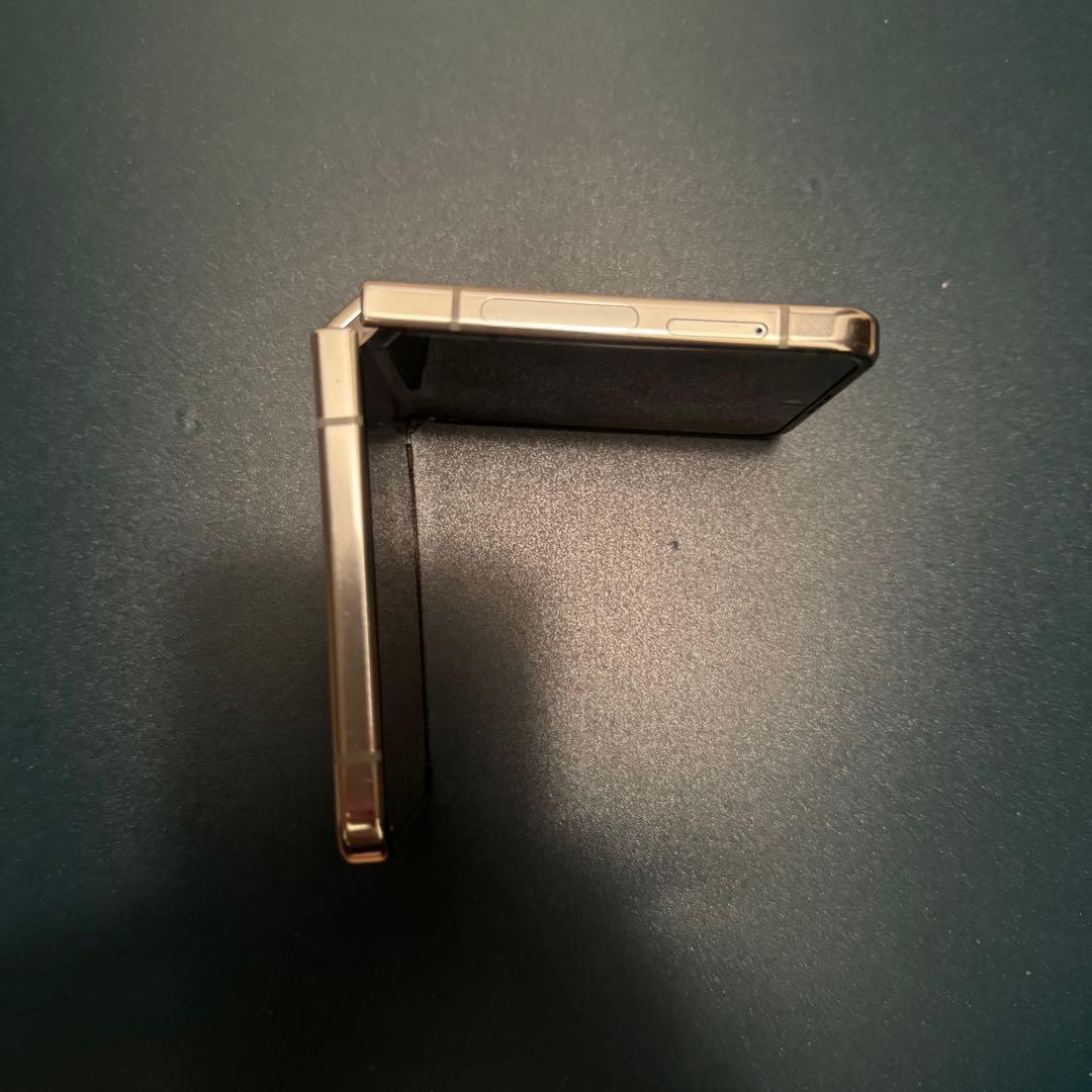 かなり綺麗　GALAXY z flip5 au版　国内版