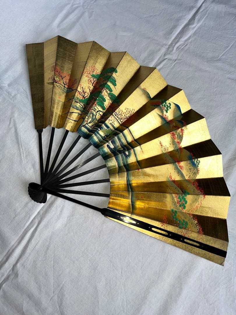 金地に春秋の柄仕舞扇