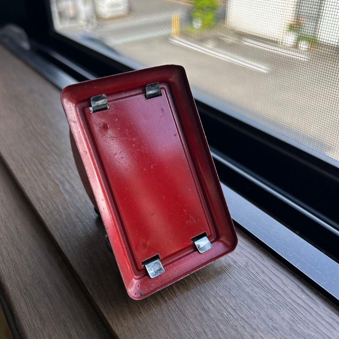 赤とシルバーの、日付カウンター万年カレンダー