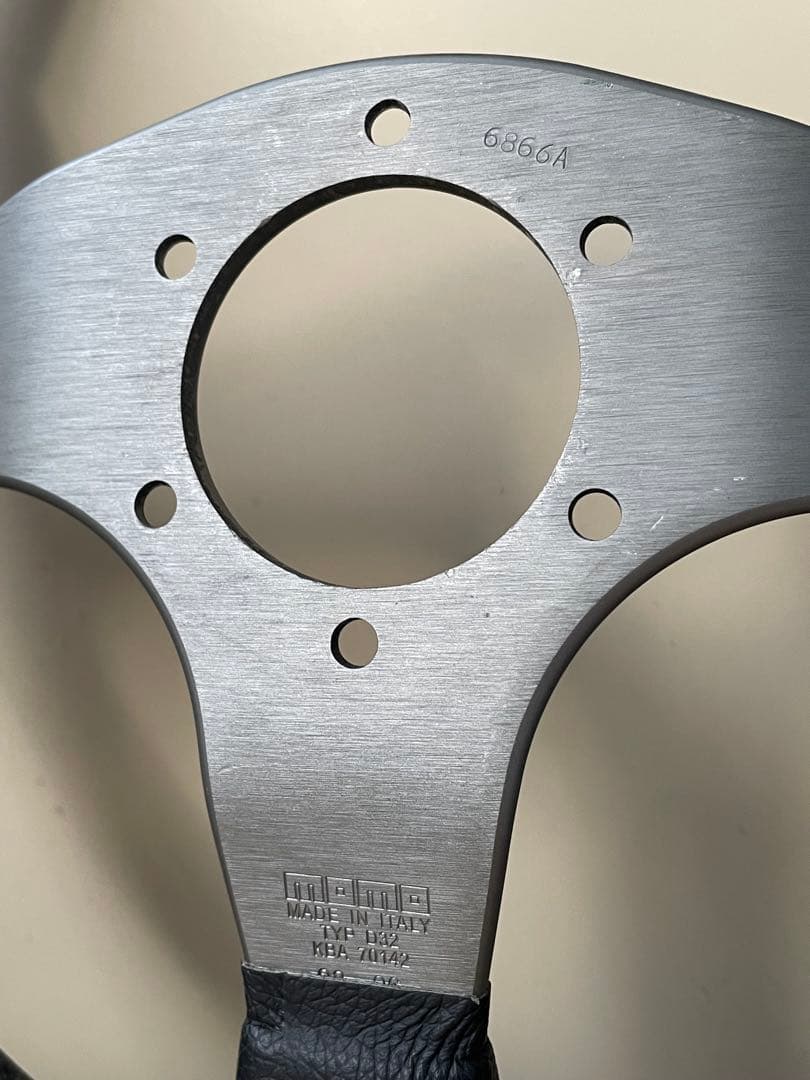 MOMO race 32πモモステアリングハンドル