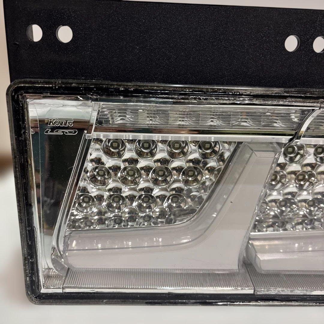 NO24 小糸 3連 トラック用 4t 10t リメイク品（運転手席）右　クリア