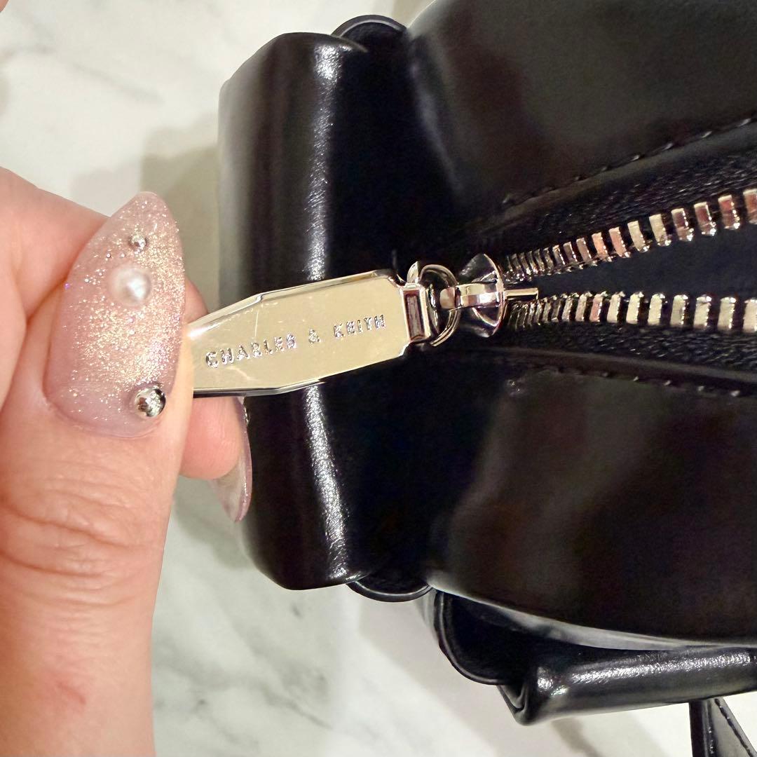 美品 チャールズアンドキース レイチェル マルチポケットショルダーバッグ