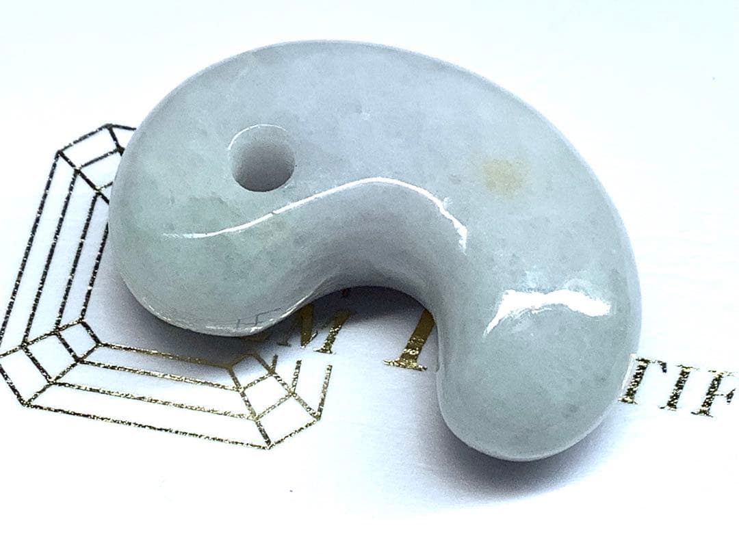 ✳粋の逸品‼️珍しい多彩色‼️糸魚川翡翠勾玉　数少ない1点 お守りに鑑定機関鑑別書