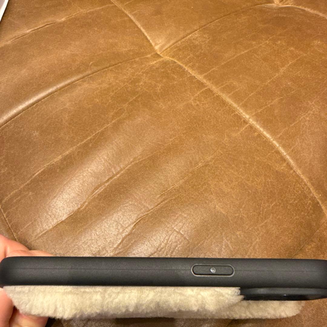 PRADA ファー iPhone14pro ケース