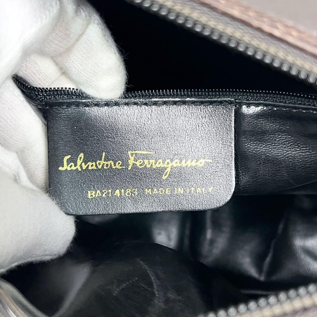 美品 フェラガモ ヴァラリボン ショルダーバッグ レザー