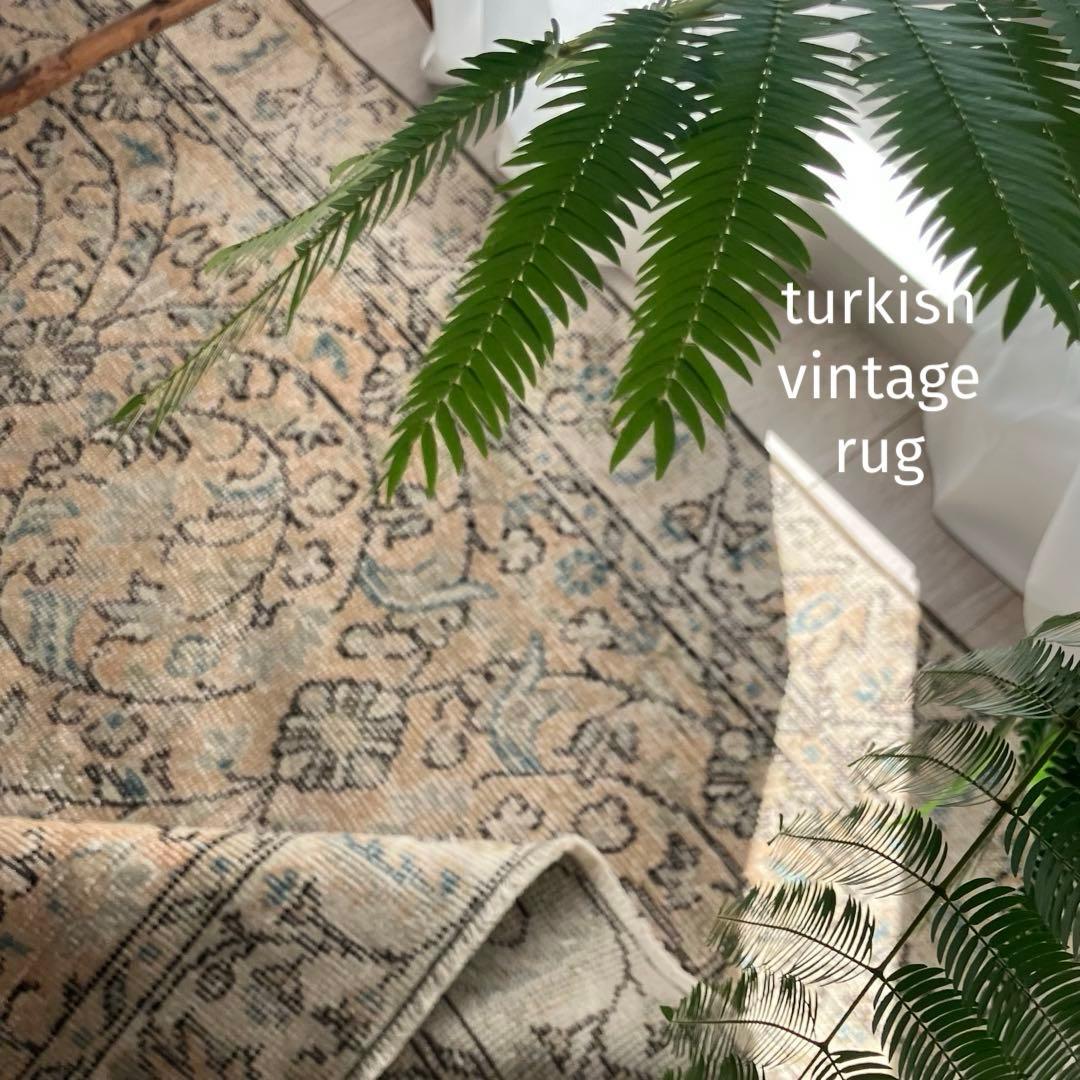 囲みコーラルベージュ✳︎111×211 フローラル　ブルー　トルコヴィンテージラグ