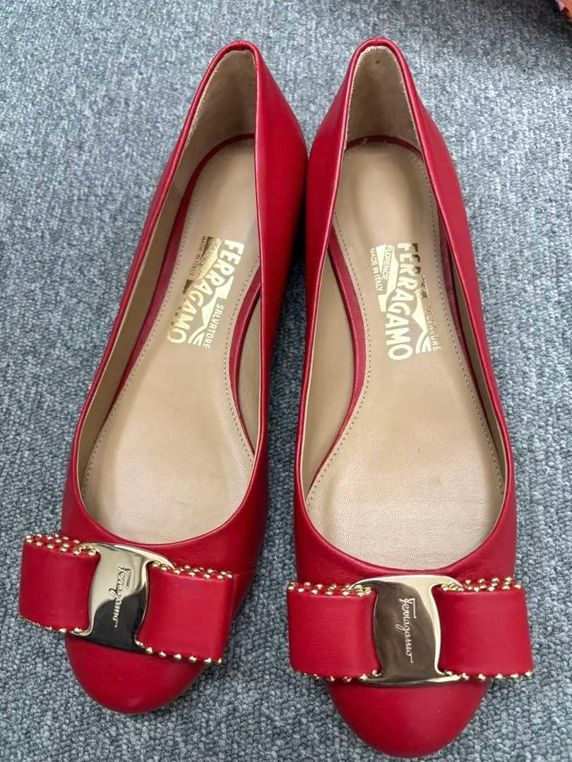 happy life　フェラガモ　赤 リボン付きフラットシューズ