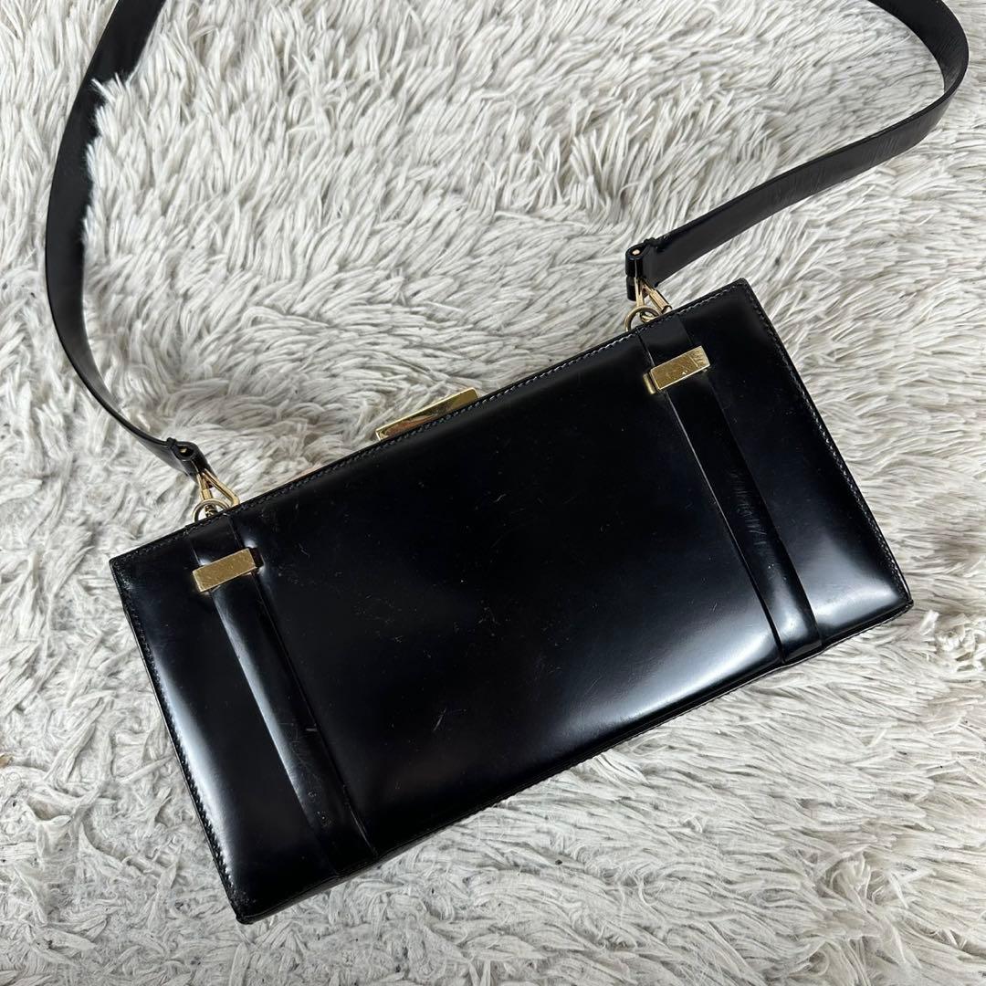 美品 グッチ レザー ショルダーバッグ がま口 ロゴ型押し パテント ブラック