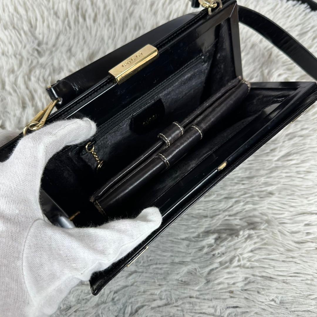 美品 グッチ レザー ショルダーバッグ がま口 ロゴ型押し パテント ブラック