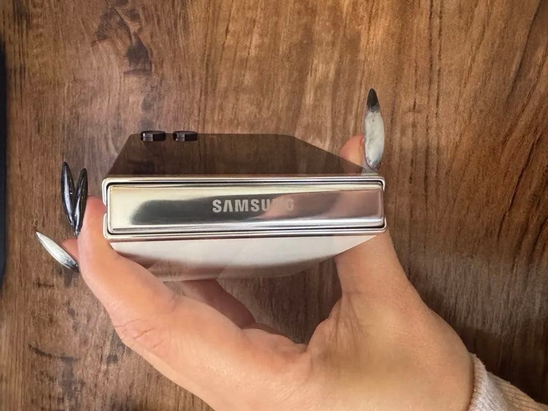 Samsung Galaxy Z Flip5 クリーム 国内版