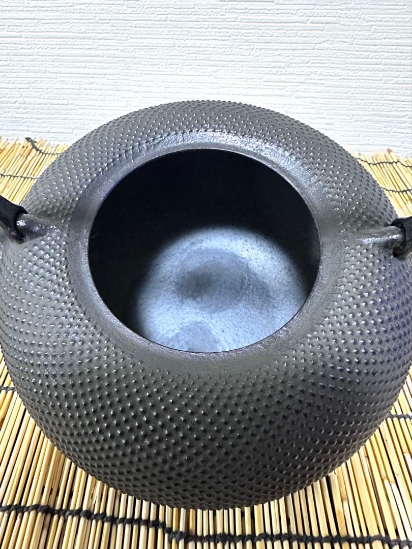 未使用品、タグ付　南部耕雲堂名人雅泉造　２０型アラレ　南部鉄瓶　南部鉄器