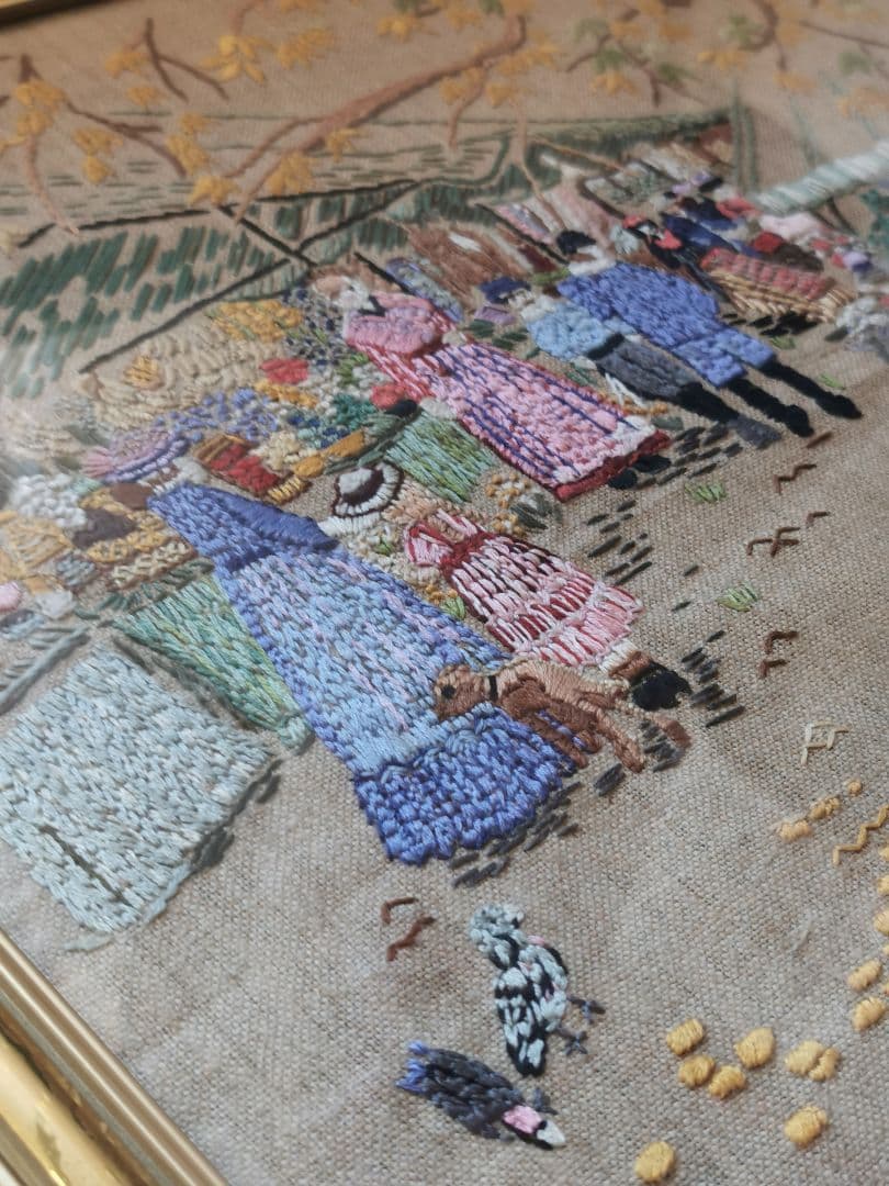 アンティーク ニードルポイント刺繍 ガラス額装 マルシェ 朝市の賑わい 犬 小鳥