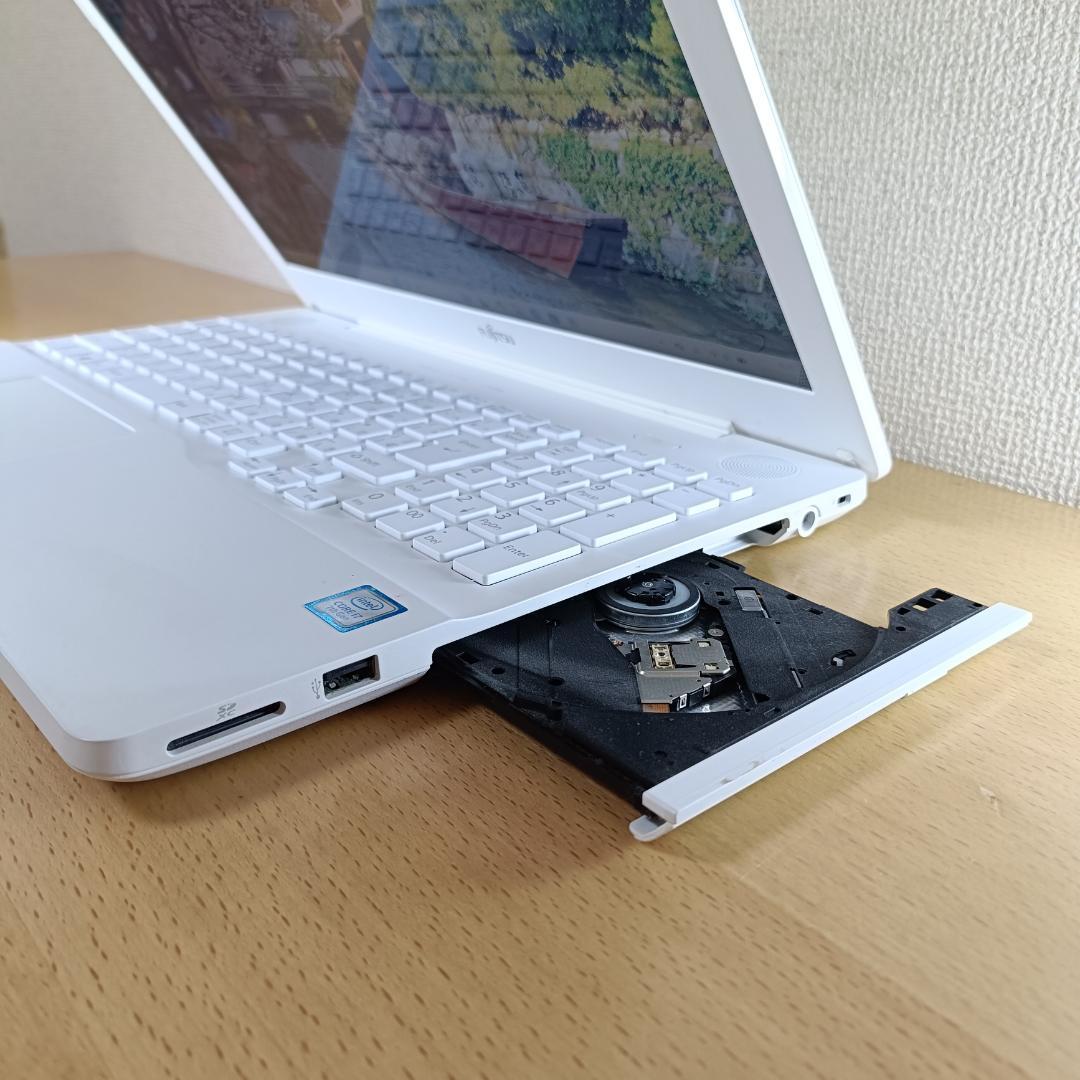 ノートPC Windows11 i7 SSD 1TB メモリ24GB 富士通 白